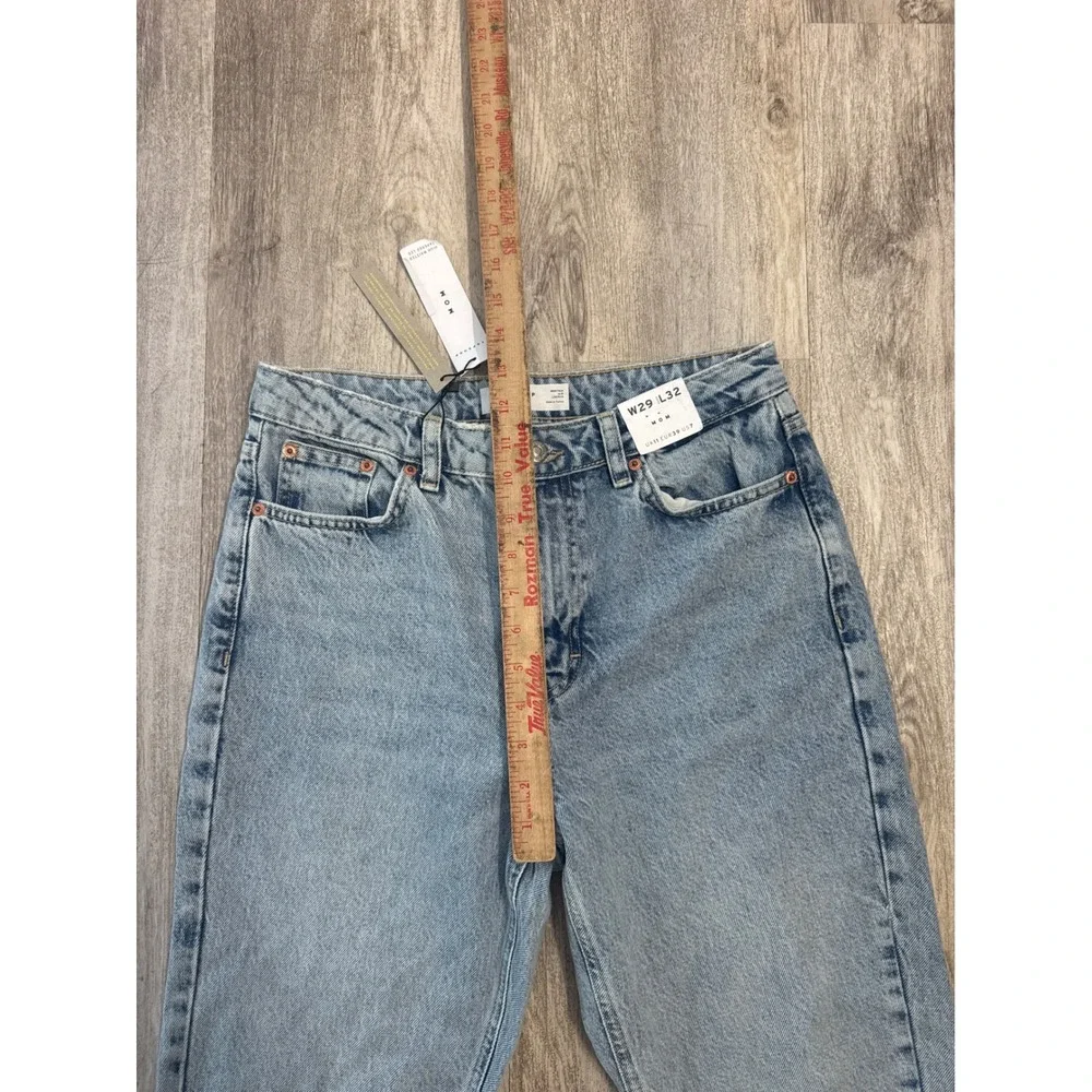 Topshop Mom Jeans High Waisted Ripped Knee Light‎ Wash Blue Womens Size 29 NWT